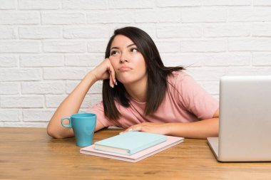 Bir dizüstü bilgisayar ile genç Meksikalı kadın ve vurguladı