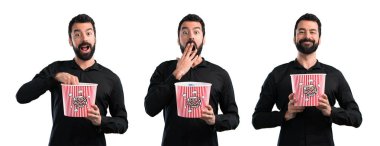 Popcorns yeme sakallı yakışıklı adam kümesi