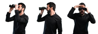 Sakallı yakışıklı adamın dürbünle ayarla