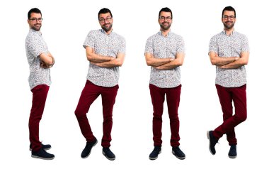 Kollarını çapraz tutan gözlüklü yakışıklı bir adam seti