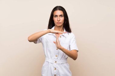 Izole arka plan üzerinde genç kadın zaman dışarı jest yapma