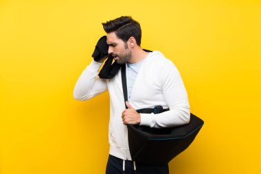 Izole sarı duvar üzerinde genç spor adam