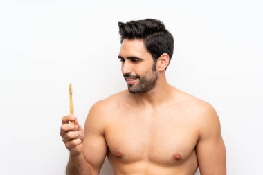 İzole beyaz arka plan üzerinde diş fırçalama Adam