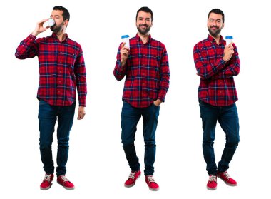 Paket kağıt bardak sıcak kahve tutan Yakışıklı adam Seti