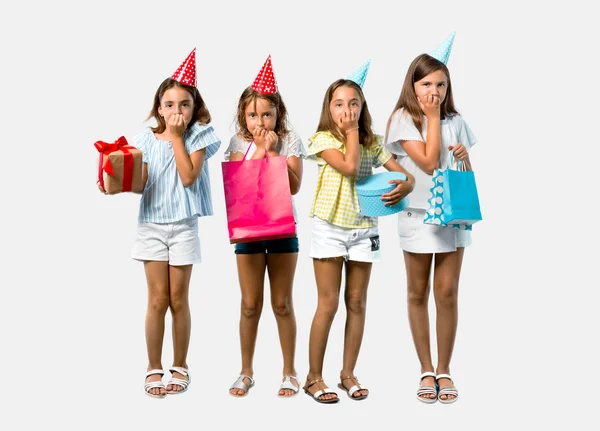 Conjunto de menina em uma festa de aniversário segurando um saco de presente é um l — Fotografia de Stock