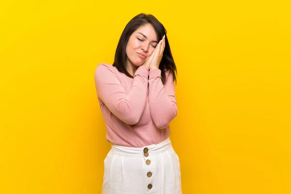 Jovem Mexicana Sobre Fundo Amarelo Isolado Fazendo Gesto Sono Expressão — Fotografia de Stock