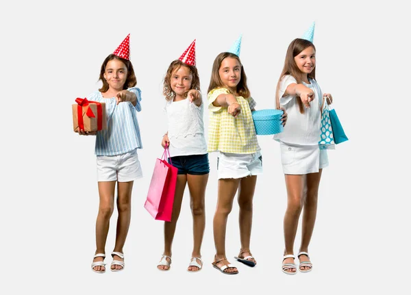 Zestaw Little Girl na imprezie urodzinowej trzymania punktów torby na prezent — Zdjęcie stockowe