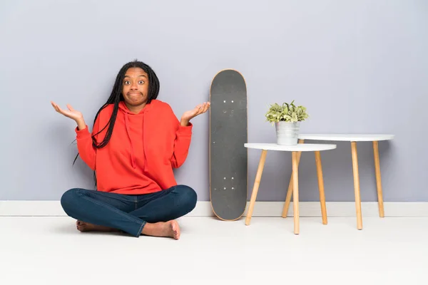 Afro Americano Skater Adolescente Chica Con Trenzado Cabello Sentado Suelo — Foto de Stock