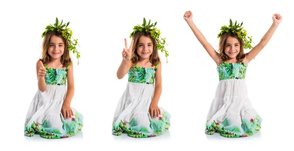 Nettes Mädchen Mit Blumenkrone Macht Siegesgeste — Stockfoto