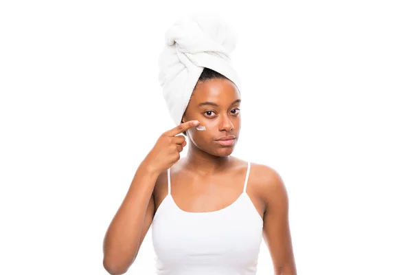 African American tiener meisje met moisturizer over geïsoleerde witte achtergrond — Stockfoto