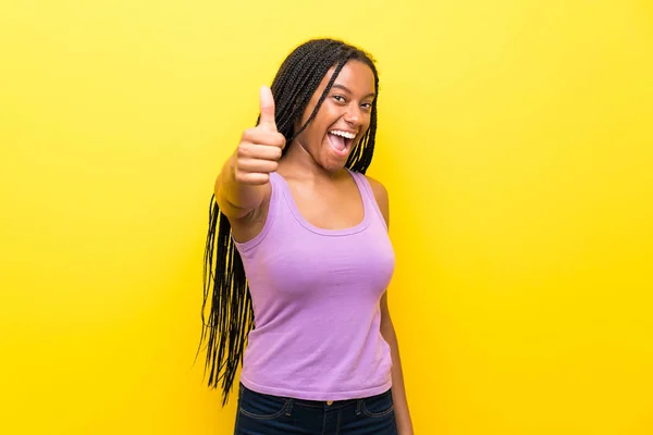 Adolescente Afro Américaine Avec Longs Cheveux Tressés Sur Mur Jaune — Photo