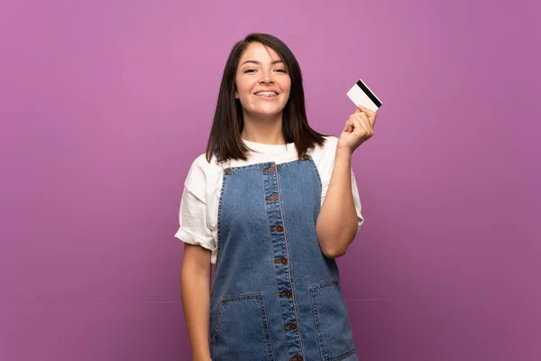 Giovane Donna Messicana Sfondo Isolato Possesso Una Carta Credito — Foto Stock