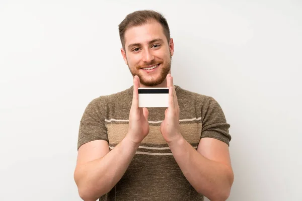 Bello Uomo Oltre Isolato Muro Bianco Possesso Una Carta Credito — Foto Stock