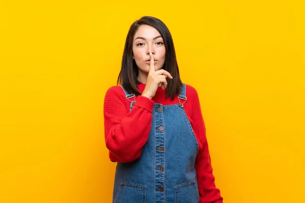 Jovem Mexicana Com Macacão Sobre Parede Amarela Mostrando Sinal Silêncio — Fotografia de Stock