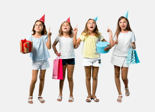 Zestaw małej dziewczynki na imprezie urodzinowej trzymania torby upominkowej legitymacji — Zdjęcie stockowe