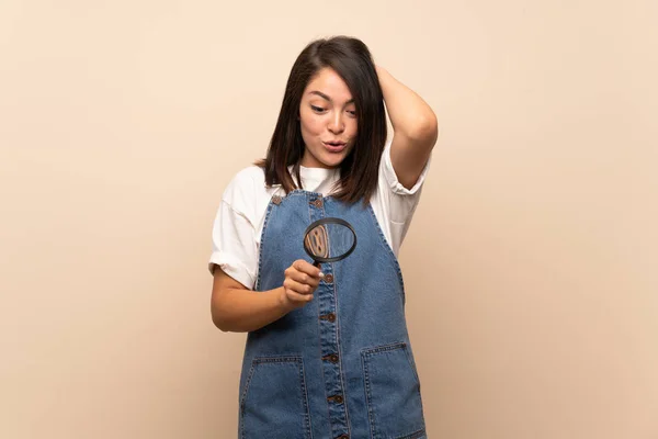 Jonge Mexicaanse Vrouw Geïsoleerde Achtergrond Houden Van Een Vergrootglas — Stockfoto