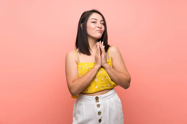 Giovane Donna Messicana Oltre Muro Isolato Tramando Qualcosa — Foto Stock