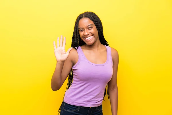 African American Tiener Meisje Met Lang Gevlochten Haar Geïsoleerde Gele — Stockfoto