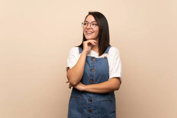 Joven Mexicana Sobre Fondo Aislado Con Gafas —  Fotos de Stock