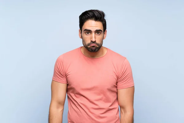 Hombre Joven Guapo Camisa Rosa Sobre Fondo Azul Aislado Con — Foto de Stock