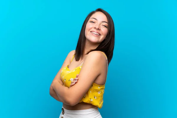 Junge Mexikanische Frau Über Isolierten Blauen Hintergrund Lacht — Stockfoto