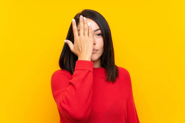 Mulher Mexicana Jovem Com Suéter Vermelho Sobre Parede Amarela Cobrindo — Fotografia de Stock