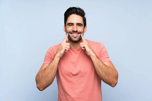 Pohledný Mladý Muž Růžové Košili Přes Izolované Modré Pozadí Usmívaje — Stock fotografie