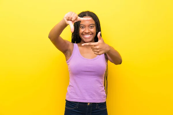 African American Tiener Meisje Met Lang Gevlochten Haar Geïsoleerde Gele — Stockfoto