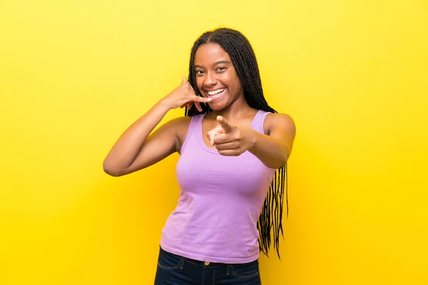 African American Tiener Meisje Met Lang Gevlochten Haar Geïsoleerde Gele — Stockfoto