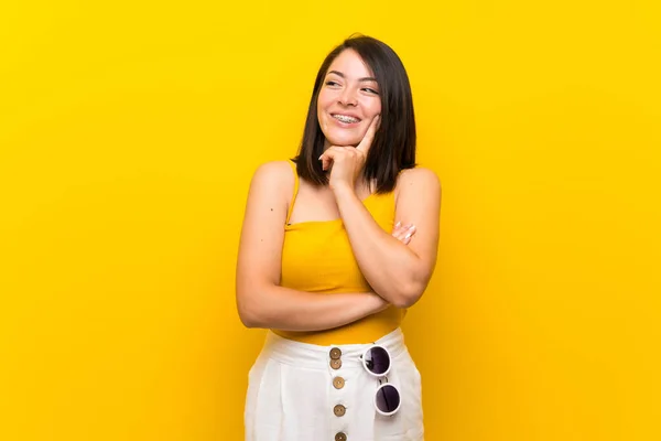 Jonge Mexicaanse Vrouw Geïsoleerde Gele Achtergrond Zoek Naar Zijkant — Stockfoto