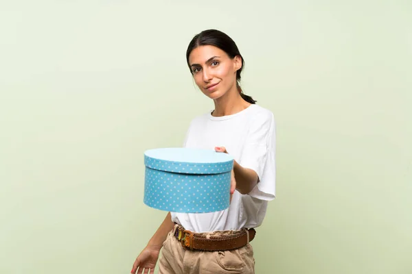 Young Woman Isolated Green Background Holding Gift Box — Stock Photo, Image