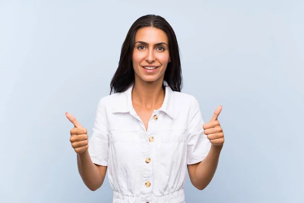 Junge Frau Über Isoliertem Blauem Hintergrund Mit Einer Daumen Hoch — Stockfoto