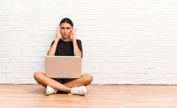 Νεαρή Γυναίκα Ένα Φορητό Υπολογιστή Που Κάθεται Στο Πάτωμα Δυστυχισμένος — Φωτογραφία Αρχείου