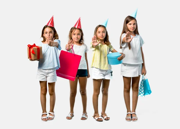 Conjunto de menina em uma festa de aniversário segurando um saco de presente fazendo — Fotografia de Stock