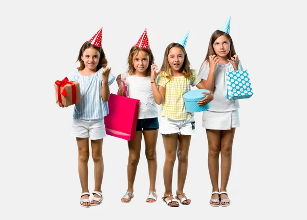 Conjunto de menina em uma festa de aniversário segurando um saco de presente irritante — Fotografia de Stock