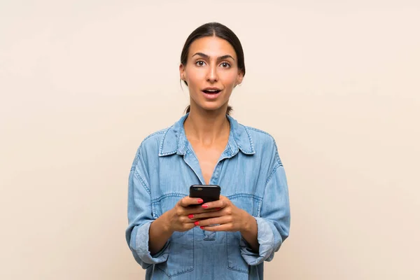 Junge Frau Mit Isoliertem Hintergrund Überrascht Und Sendet Eine Botschaft — Stockfoto