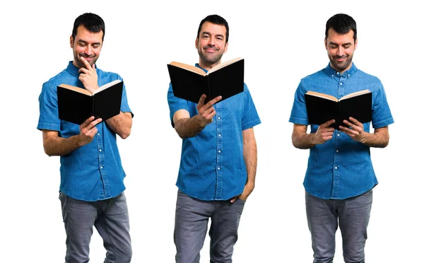Ein Schöner Mann Mit Blauem Hemd Liest Ein Buch — Stockfoto