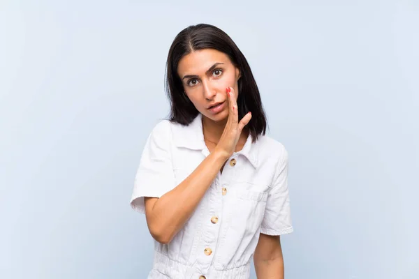 Junge Frau Über Isoliertem Blauem Hintergrund Flüstert Etwas — Stockfoto