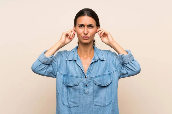 Jeune Femme Sur Fond Isolé Frustré Couvrant Les Oreilles — Photo