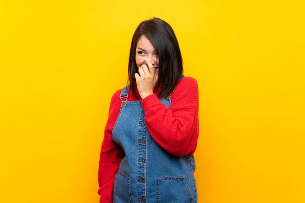 Jovem Mexicana Com Macacão Sobre Parede Amarela Sorrindo Muito — Fotografia de Stock