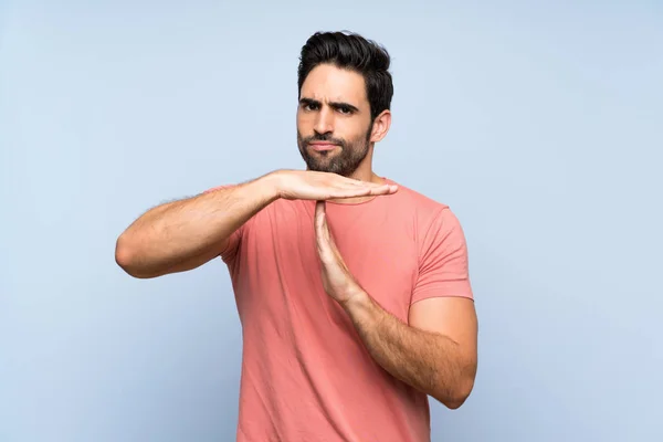 Hombre Joven Guapo Camisa Rosa Sobre Fondo Azul Aislado Haciendo — Foto de Stock