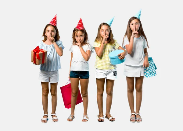 Conjunto de menina em uma festa de aniversário segurando um presente saco showin — Fotografia de Stock
