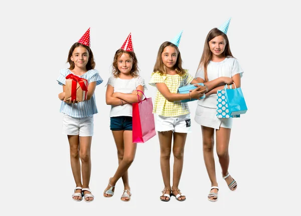Zestaw małej dziewczynki na imprezie urodzinowej trzymania torby upominkowej Keepin — Zdjęcie stockowe