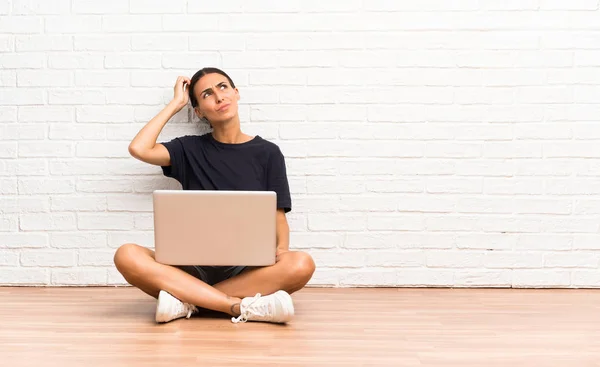 Νεαρή Γυναίκα Φορητό Υπολογιστή Που Κάθεται Στο Πάτωμα Έχοντας Αμφιβολίες — Φωτογραφία Αρχείου