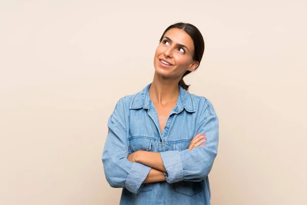 Giovane Donna Sfondo Isolato Guardando Mentre Sorride — Foto Stock