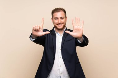 Izole arka plan üzerinde Blonde adam parmakları ile yedi sayma