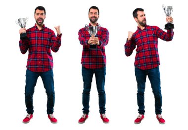 Yakışıklı adam bir kupa tutan kümesi