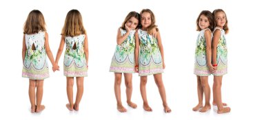 Beyaz arka planda üzgün ikiz kız kardeşler 