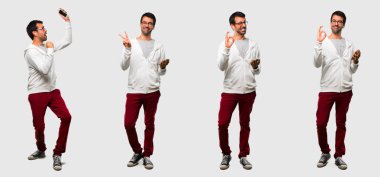 Izole arka plan üzerinde mobil ile esmer adam seti