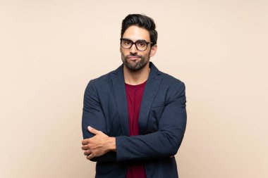 Izole arka plan üzerinde Yakışıklı genç adam üzgün duygu